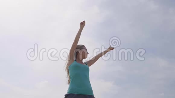 海滩上的快乐女人视频的预览图