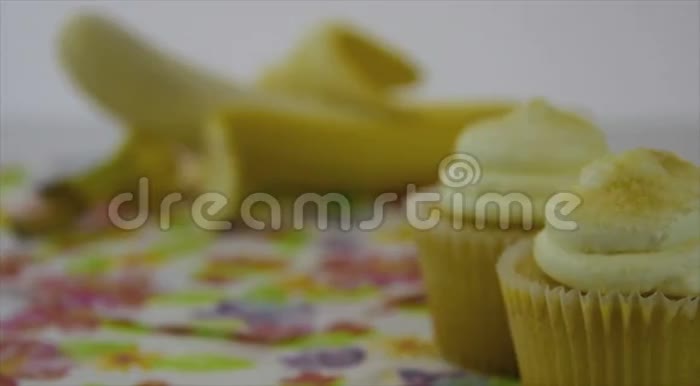 健康的食物选择开始关注黄色的纸杯蛋糕然后过渡到黄色的香蕉视频的预览图