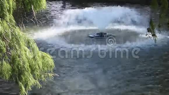 在湖上喷泉视频的预览图