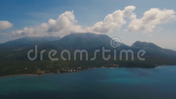鸟瞰美丽的海岸线在热带岛屿与火山沙滩菲律宾Camiguin岛视频的预览图