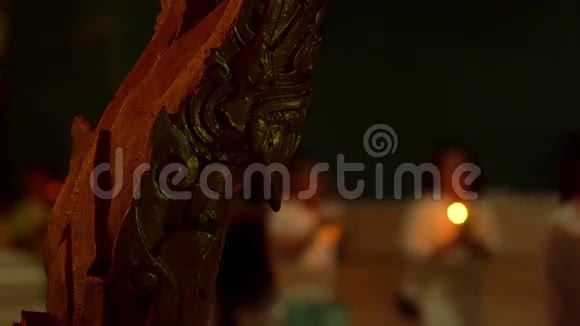 佛日在佛寺人们带来蜡烛鲜花和香棒沃特纳哈拉姆普吉泰国4K视频的预览图