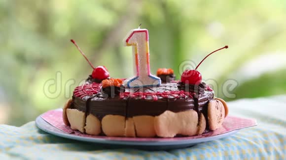 为我的生日准备一年蛋糕用樱桃和蜡烛视频的预览图