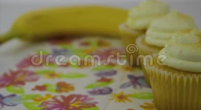 健康的食物选择开始关注黄色的纸杯蛋糕然后过渡到黄色的香蕉视频的预览图