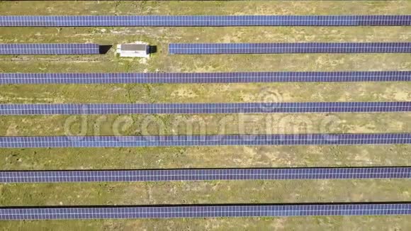 空中观景台用太阳飞过太阳能发电厂太阳能电池板和太阳空中无人机射击4K30fps总部视频的预览图