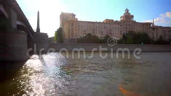 河船在桥下航行阳光之旅视频的预览图