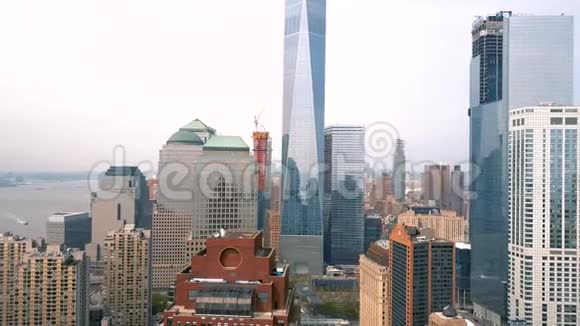纽约金融中心曼哈顿市中心的鸟瞰图摩天大楼周围无人射击视频的预览图