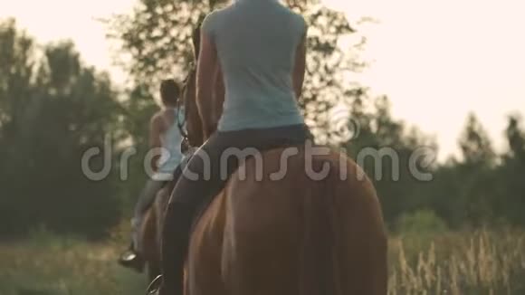 两个女孩骑马视频的预览图