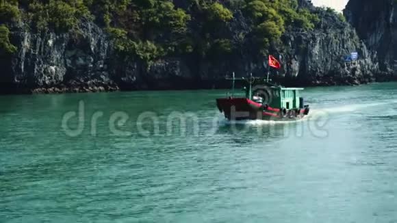 船在越南海龙湾视频的预览图