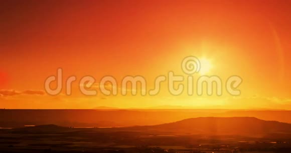 夕阳西下的景象背景是夕阳落在山与云后时光流逝温暖多彩的天空视频的预览图