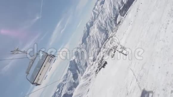 冬季滑雪场滑雪缆车视频的预览图