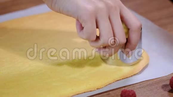 女手切蛋糕准备蛋糕视频的预览图
