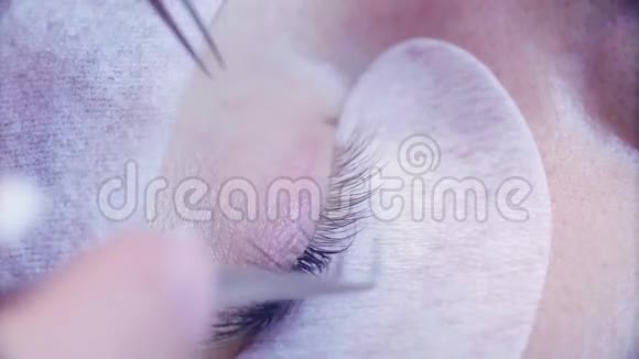 女人的眼睛美容院睫毛延长手术视频的预览图