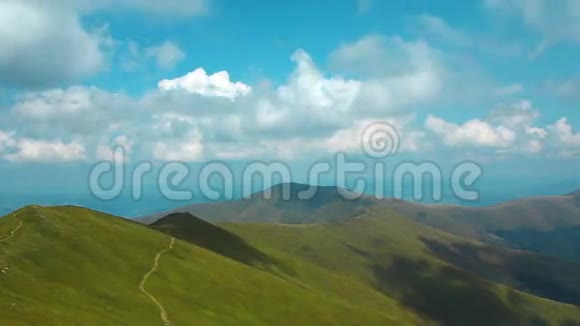 云彩和美丽的青山与针叶树视频的预览图