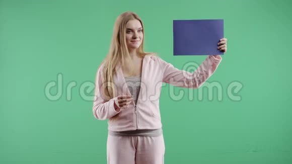 绿色背景上有蓝色标志的女孩视频的预览图