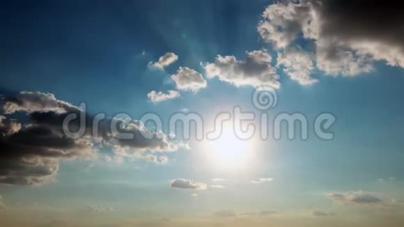 天空和云彩日落时间流逝日落视频的预览图