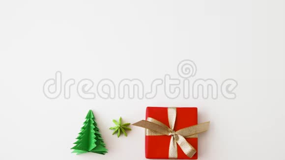 白色背景的圣诞礼物和装饰视频的预览图