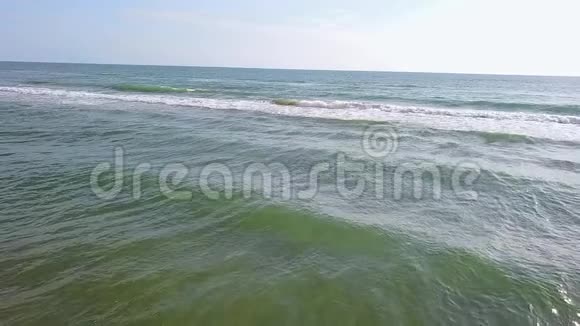 青绿色海水海浪和沙滩空中勘测慢动作视频的预览图