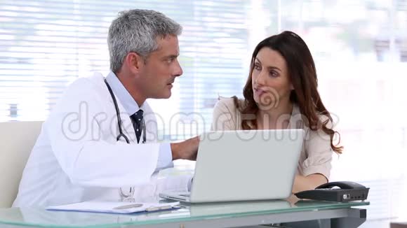 医生给病人看东西视频的预览图