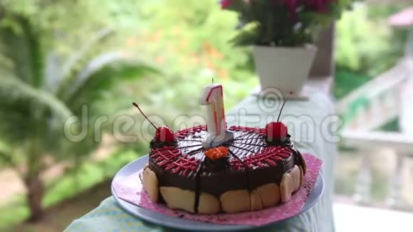 为我的生日准备一年蛋糕用樱桃和蜡烛视频的预览图