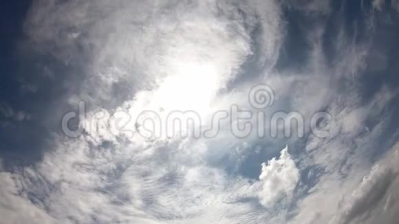 太阳和云层的反射在天空上快速移动视频的预览图