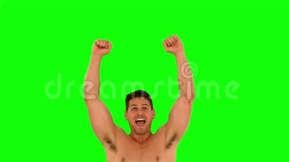 肌肉男欢呼跳跃视频的预览图
