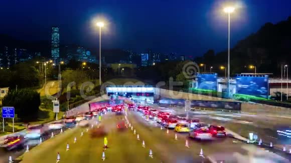 繁忙的交通在夜间进入隧道镜头放大视频的预览图