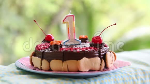 为我的生日准备蛋糕用樱桃和蜡烛视频的预览图