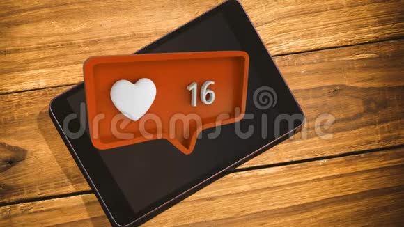 平板电脑和带有心脏图标和数字的信息泡沫用于社交媒体视频的预览图