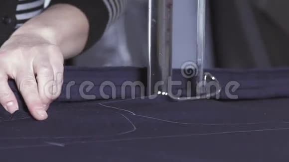 慢行裁剪和缝纫服装厂纺织厂视频的预览图