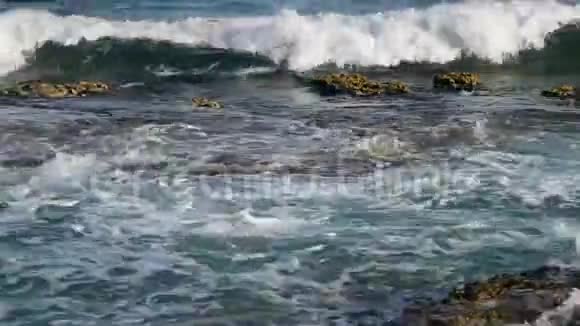 地中海波浪靠近岩石海岸视频的预览图