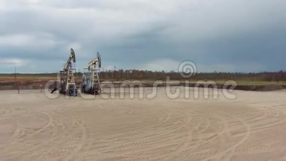 石油和天然气工业油田油泵千斤顶工作视频的预览图
