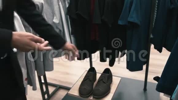 男人买经典的衣服和鞋子视频的预览图