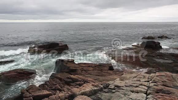 阿卡迪亚国家公园岩石悬崖海岸线的景色视频的预览图