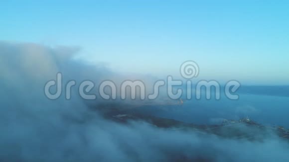 春天雾的空中景色云层上方的日出视频的预览图