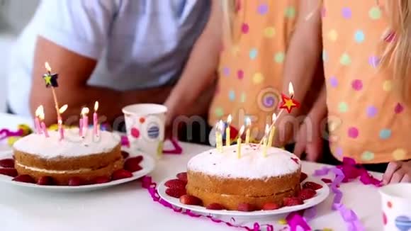 一家人在生日聚会上吹蜡烛视频的预览图