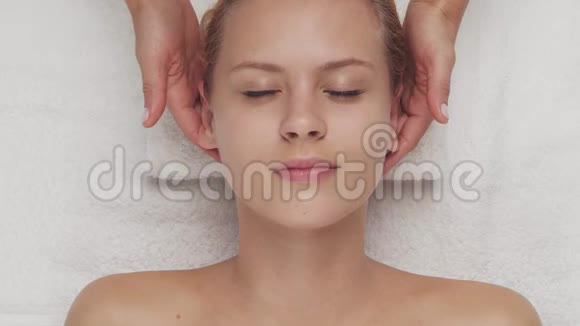 年轻美丽健康的女人在水疗沙龙传统泰式按摩疗法及护肤视频的预览图