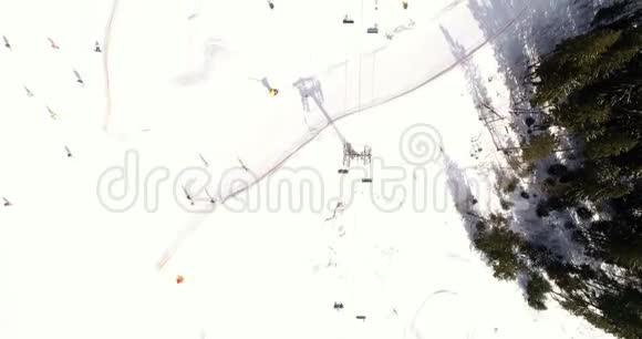 冬季山岭滑雪场的鸟瞰图平躺着视频的预览图