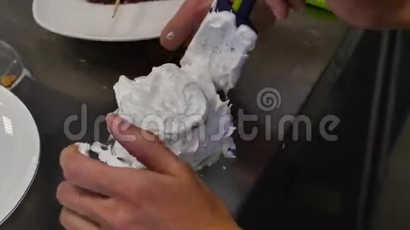 厨师用奶油装饰一个美味的蛋糕用奶油做蛋糕视频的预览图