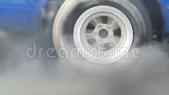 赛车为比赛烧轮胎视频的预览图