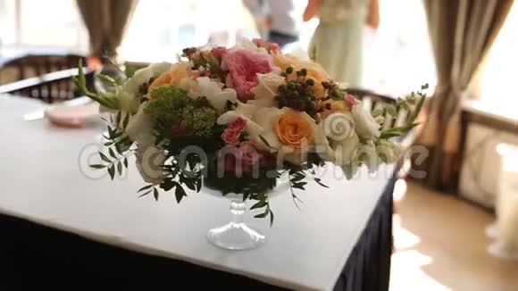 为婚礼或生日提供白色和蓝色的餐厅内部装饰特写假日花卉或视频的预览图