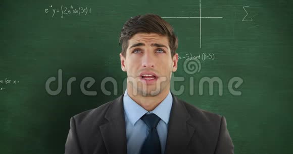 在黑板上移动数学的人面前视频的预览图