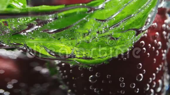 带薄荷和苏打水的成熟樱桃玻璃视频视频的预览图