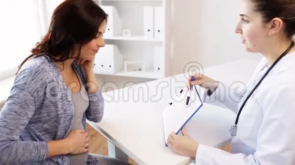 医院的心脏病专家和孕妇视频的预览图