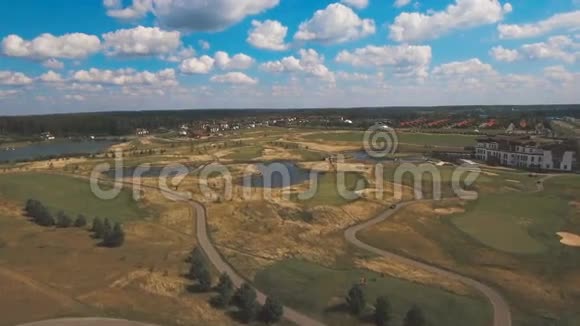 高尔夫球场和水的空中景观视频的预览图