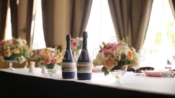 餐厅内部装饰为婚礼或生日白色和蓝色假日花店或餐桌上的玫瑰视频的预览图