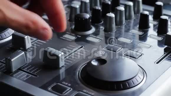 DJ工作与声音混合控制台视频的预览图