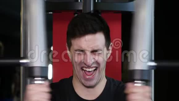 一个有运动身材的人在健身房的模拟器里做运动视频的预览图
