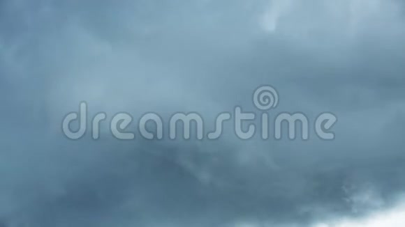 暴风雨的云随蓝天的消逝视频的预览图