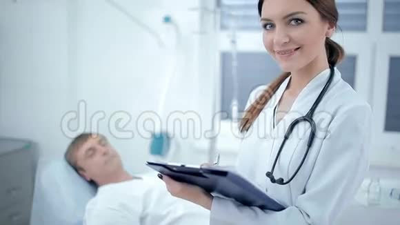 有病人背景的漂亮女医生视频的预览图