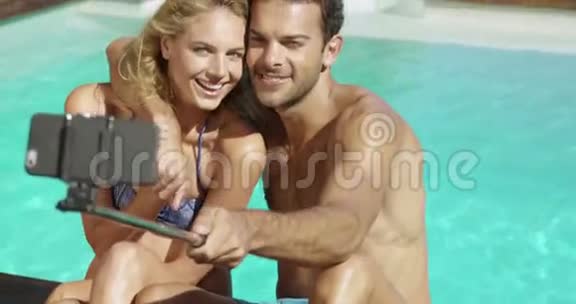 有魅力的情侣在泳池边自拍视频的预览图
